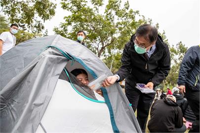 快新聞／歌迷徹夜排隊搶看「巨星耶誕演唱會」　黃偉哲分送口罩關心