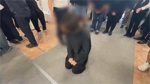 肇事女大生現身靈堂下跪　台南女警家屬轉身拒答禮