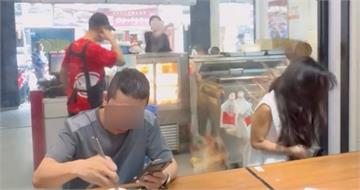 大鬧八方雲集！男怒掀牛肉麵、砸筷子　目擊者驚：坐在裡面好害怕