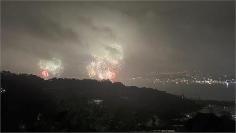告別2025！跨年夜淡水煙火畫面曝光