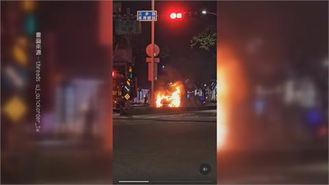 高雄苓雅不明原因火燒車　駕駛急開車門逃生幸無傷亡