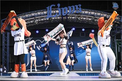 中職／台日雙獅好友10週年！女孩+吉祥物前進西武獅　嗆斯串燒應援帶日本吼起來