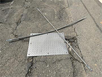 工地金屬管噴砸破行始終轎車擋風玻璃　駕駛飽受嚇壞