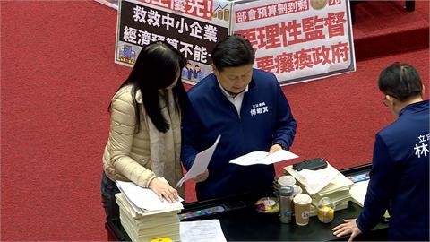 涉恐嚇礦石業者遭列被告　傅崐萁今低調不回應