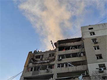 快新聞／基輔住宅大樓又被俄軍砲擊！　頂樓削掉一塊、老人驚恐拭淚畫面曝