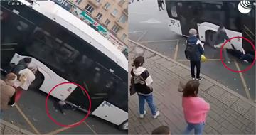 驚險瞬間！被公車門夾腿　俄羅斯男童遭拖行數公尺