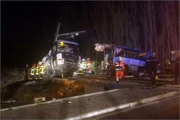 法國重大意外 火車撞校車4死19傷