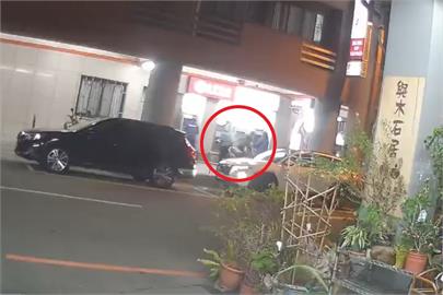 快新聞／台中女ATM領鈔2萬秒遭搶　警方緝凶中
