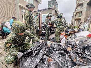 快新聞／陸軍第5作戰區支援嘉義災後復原　官兵深入社區清運雜物