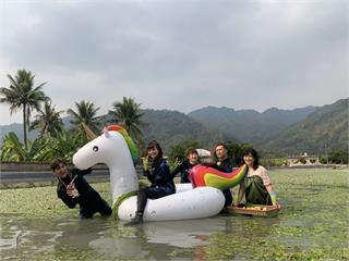 《綜藝新時代》阿翔慘吃土！下田種水蓮慘摔成泥巴人
