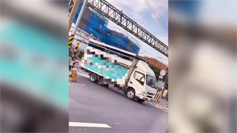 警笛聲響！　運馬車卡平交道　　駕駛撞斷柵欄死裡逃生