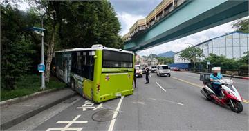 北市文山區公車失控自撞山壁　駕駛＋2乘客手腳挫傷