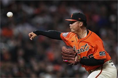 MLB／狂賀鄧愷威拿下大聯盟生涯第一勝！5局零失分　化解滿壘危機表現精彩