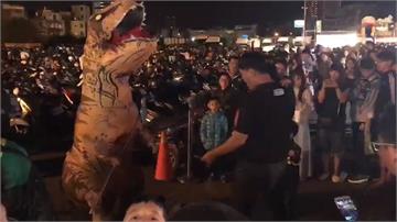 「恐龍妹」挨揍後仍表演 民眾湧入夜市支持