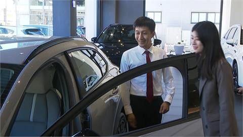 台股衝全球第4大！　股民賺飽換車買房　　展間賞車潮增3成　八月掛牌27萬輛