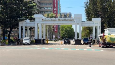 駕駛「罷免」字樣車輛進興大　警衛攔阻雙方起口角