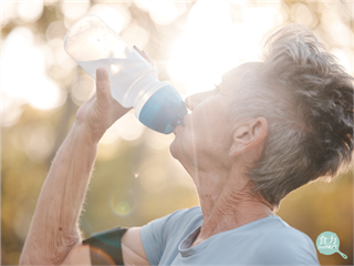 每天喝1公升高鈣鎂礦泉水　研究：一年後肌肉量顯著增加