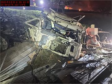 快新聞／精神恍惚？半聯結車行經國1衝撞護欄　整車全毀畫面曝光