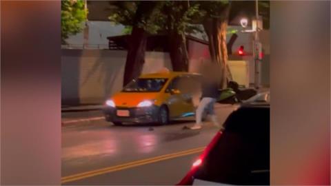 快新聞/50歲運將遭2惡煞持刀搶車 熱心路人助陣卻「幫倒忙」