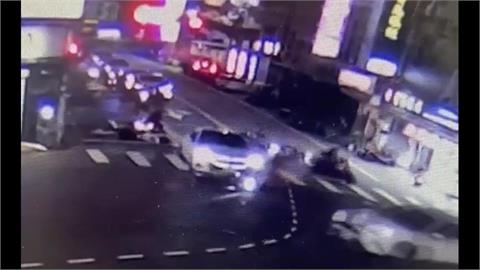 恍神釀禍！新竹汽車駕駛「撞四機車」　一女卡車底「民眾抬車救援」