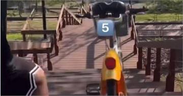 誇張！屁孩高處狠摔Youbike惹網怒　業者：不排除法律途徑