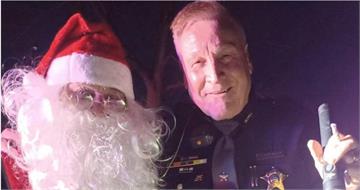 北極圈也不安全？聖誕老人夫妻超速遭攔　「聖誕老婆婆」一句話笑翻警察