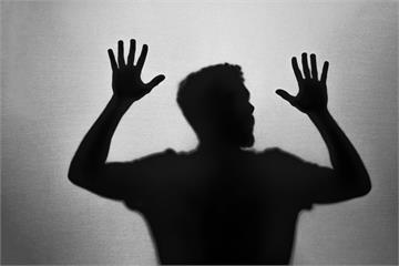 私刑「燒下體、電擊、剪牙齒」51小時！19歲男虐待成死屍…