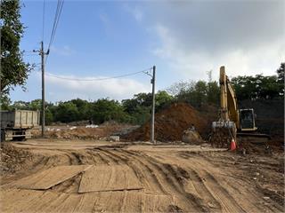 桃園建管處攜手環警　業者亂倒廢土當場被逮