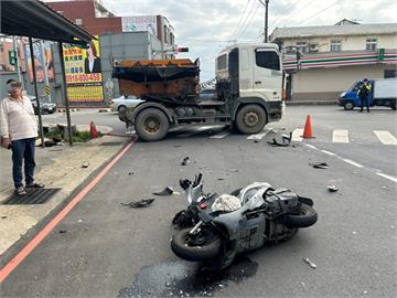 桃園死亡車禍！雙載騎士過彎遭砂石車撞上　後座女子送醫不治
