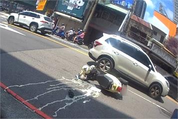 安全帽帶未繫　通緝犯買奶茶見警心虛自撞被逮
