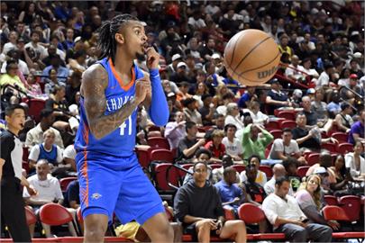 NBA(影)／糗到自己嚇到！雷霆小將「投錯籃框」　湖人射手「下錯塞」上籃大軟手