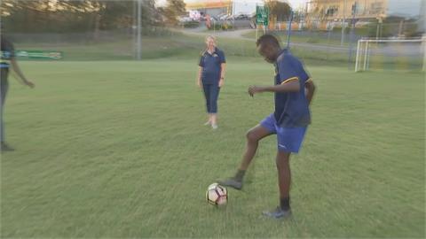 世足賽熱潮席捲全球　澳洲慈善單位助難民小球員上場