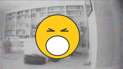 有片／艾普斯坦豪宅「暗錄片」震撼外流！他翹腳桌前「女子跪趴1動作」超毛畫面曝