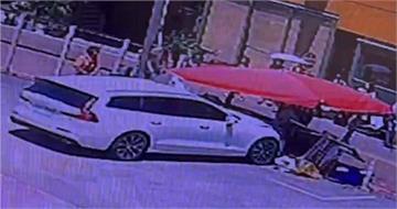 停妥暴衝！VOLVO直撞鹿港炸物攤　阿嬤前腳剛離開驚險躲死劫