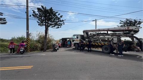 不滿光電業者進場施工 口湖鄉村民攔路擋車