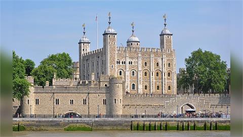 公民團體闖倫敦塔 朝王室珠寶展示櫃丟甜點4人被捕