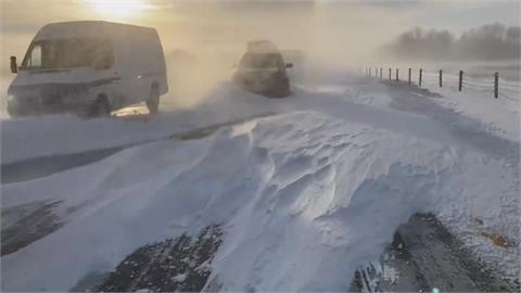 伸手不見五指！冬季風暴橫掃美國東西岸　明尼蘇達州積雪量上看60公分