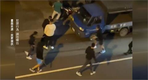 球棒隊出沒！台中１５輛路停汽機車被砸　警方以車追人鎖定嫌犯