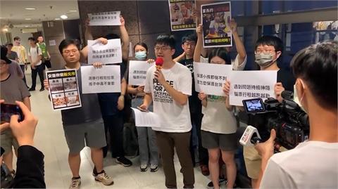 快新聞／侯友宜赴政大演講　遇學生抗議「保護小孩都做不到、怎麼保護台灣」