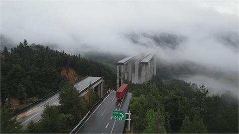 貴州遇百年大洪水 大橋垮塌、村超足球場泡水