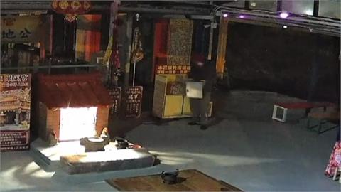 神明眼皮底下做壞事! 賊盜走冰棒土地公廟功德箱