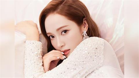 韓流女神Jessica來台倒數！雪白鑲亮片禮服照曝光