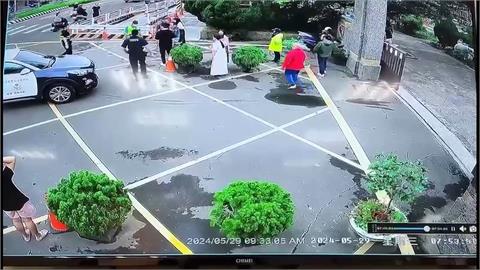 安全亮紅燈？疑警衛和妻有染　男子校園揮刀嚇壞家長