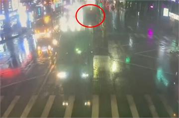 【有片】蘆竹驚見「貨櫃」橫躺路中！警揭真相：可開罰3千