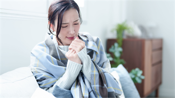 別只懂喝薑湯! 中醫師解析手腳冰冷成因,4大營養素打造「暖爐體質」