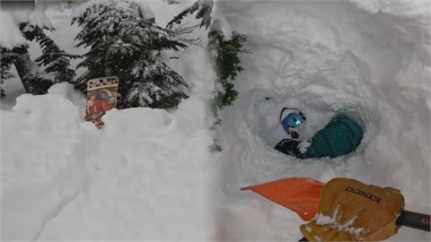 驚險瞬間！滑雪倒栽蔥遭活埋　眼尖路人「徒手狂挖」2尺深積雪營救