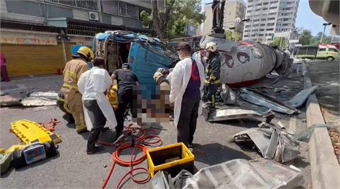 高雄水泥車衝撞高架橋墜落　駕駛命危、路過祖孫遭波及輕傷