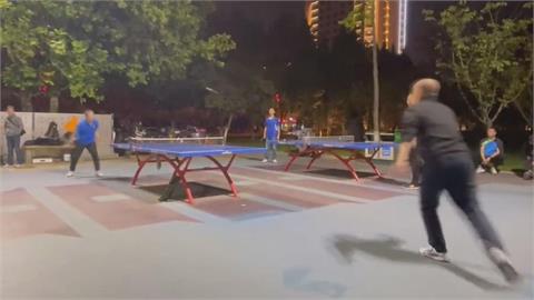 高手在民間！公園大叔把乒乓球打成職業賽　網笑：比奧運還好看