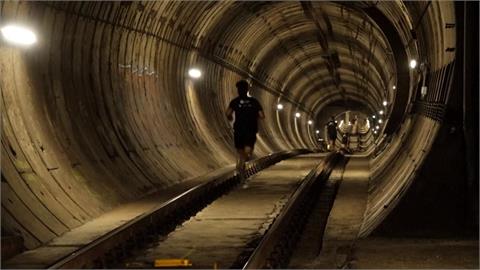 巴塞隆納地鐵100週年 200多位跑者隧道慢跑做愛心