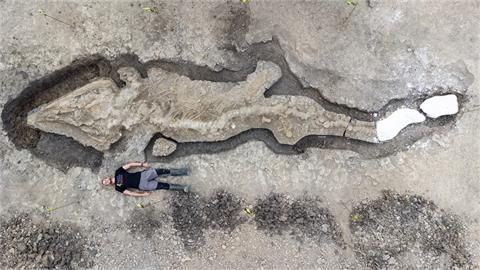 巨大魚龍化石出土　英國最偉大古生物學發現之一